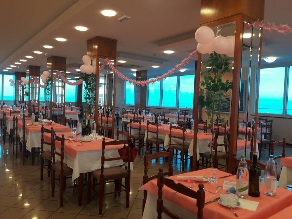 Hotel Majestic Pesaro Exterior photo